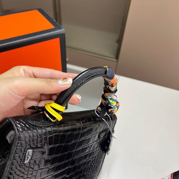 Classic Hermes Bag: A Stylish and Versatile Choice for Elegance - Picture 5 of 9